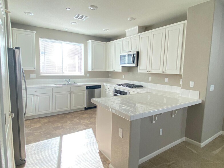 open kitchen - 527 Clover Cir