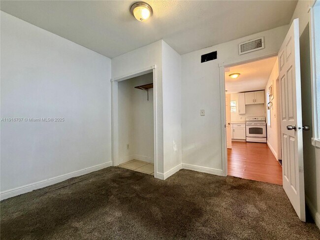 Building Photo - 2727 SW 24th St