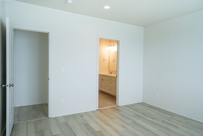 Building Photo - Charming and Exceptionally Clean, 3 Bedroom