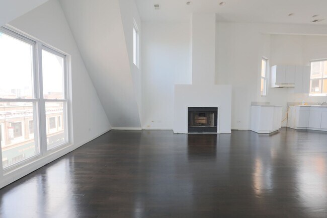 Building Photo - 3328 N Clark St