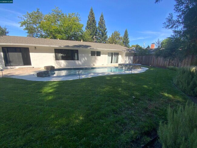 Building Photo - 632 Everett Dr
