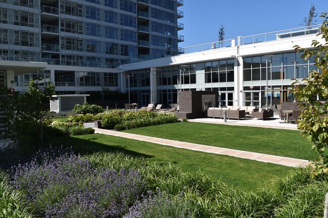 Building Photo - Spacious Luxury One Bedroom - Insignia
