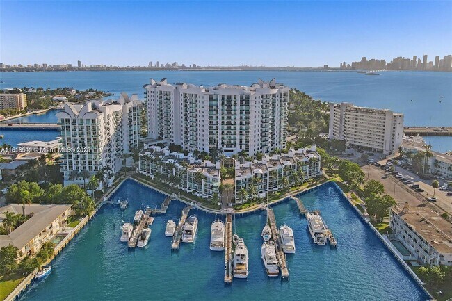 Building Photo - 7910 Harbor Island Dr