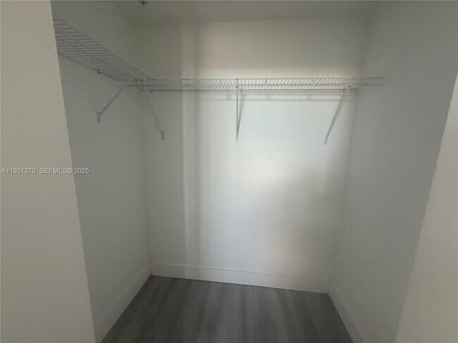 Building Photo - 853 E 24th St