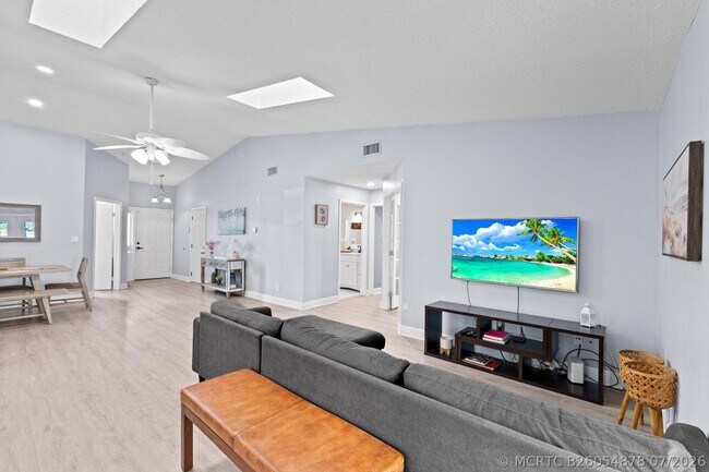 Building Photo - 1599 Bayridge Pl