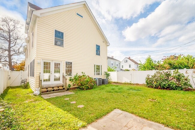 Building Photo - MOVE-IN READY! Quiet Neighborhood near Sho...