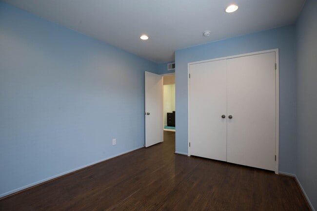 Building Photo - End Unit Townhome with Private Patio