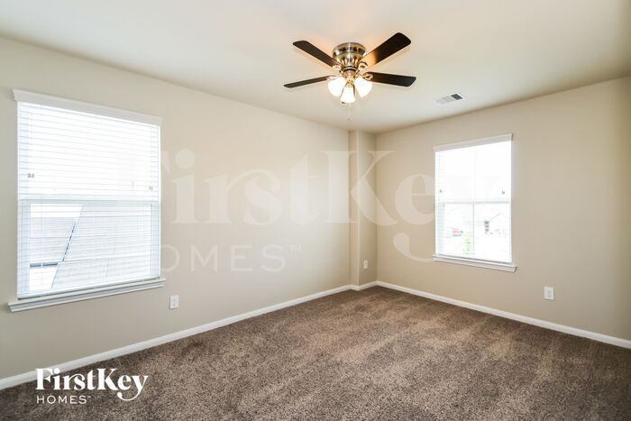 Building Photo - 32711 Oak Heights Ln