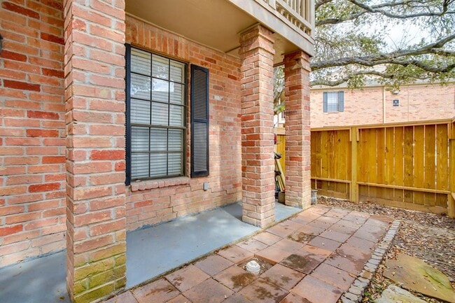 Building Photo - 2255 Braeswood Park Dr