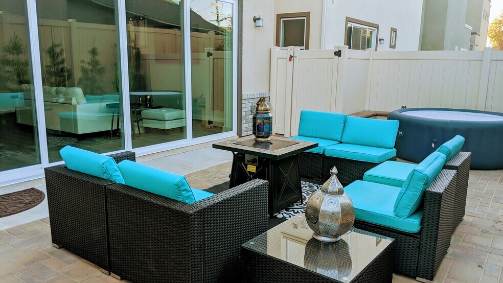Outdoor Seating - 577 Daniel Freeman Cir