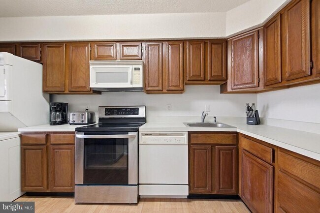 Building Photo - 3709 S George Mason Dr