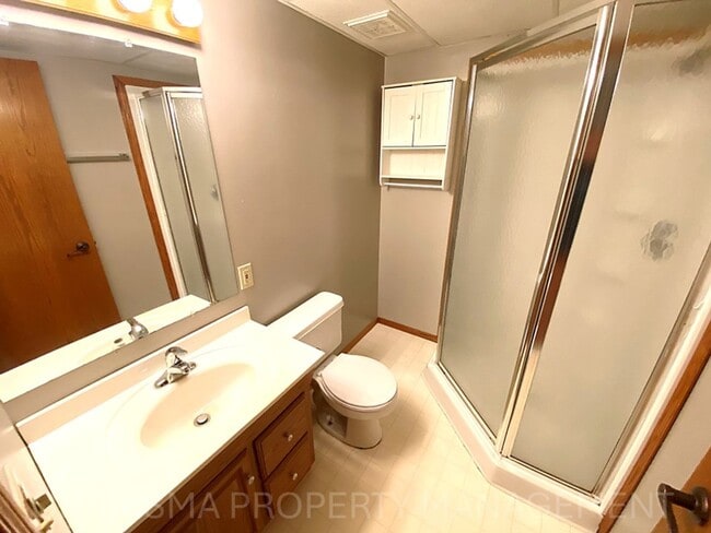 Building Photo - 4 BEDROOM, 2 BATH HOME IN EAST SIOUX FALLS! DOUBLE ATTACHED GARAGE! FENCED IN BACKYARD!