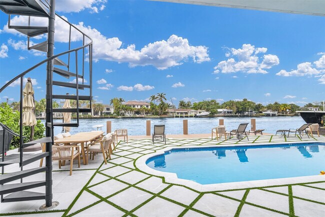 Building Photo - 319 S Riverside Dr