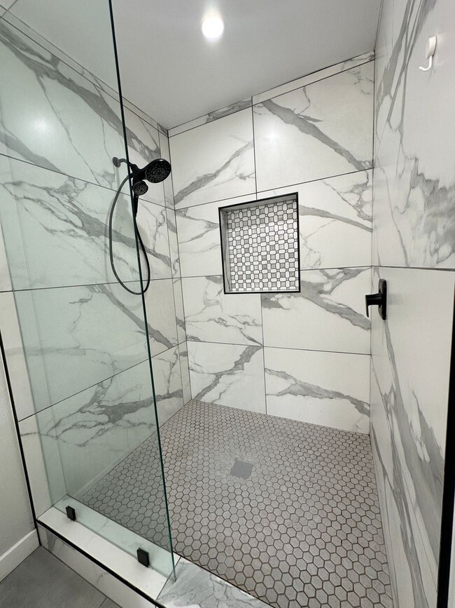 Building Photo - Beautiful, Modern, Upgraded 3 Bedroom 3 Ba...