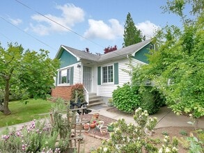 Building Photo - Amazing vintage 2-bdrm/2-bath Cully home—G...