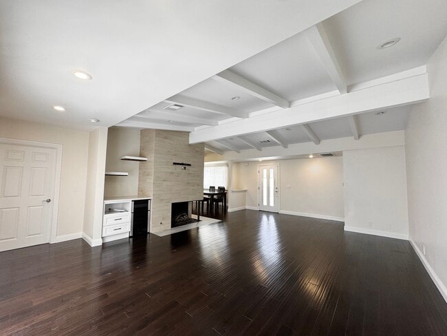 Building Photo - Beautiful 4 Bedroom 3.5 Bathroom Home in t...