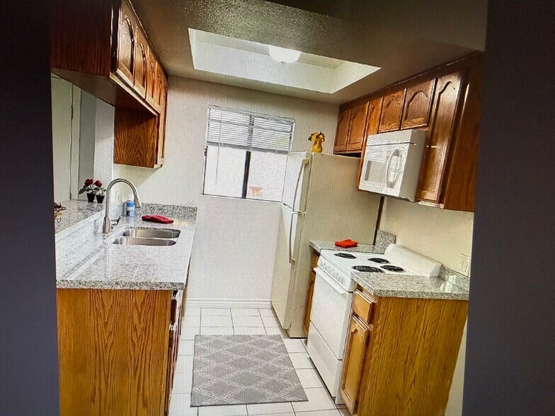 Building Photo - 1216 W Victory Blvd