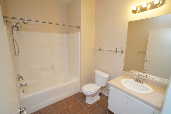 Building Photo - Bordeaux 1 + 1 Condo in Santa Clarita!