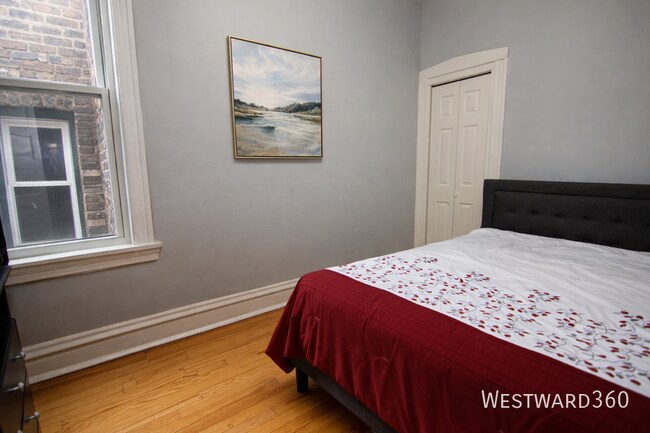 Building Photo - 1339 N Western Ave