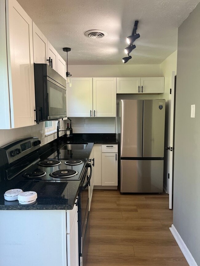 Building Photo - Two bedroom townhouse in Amherst!
