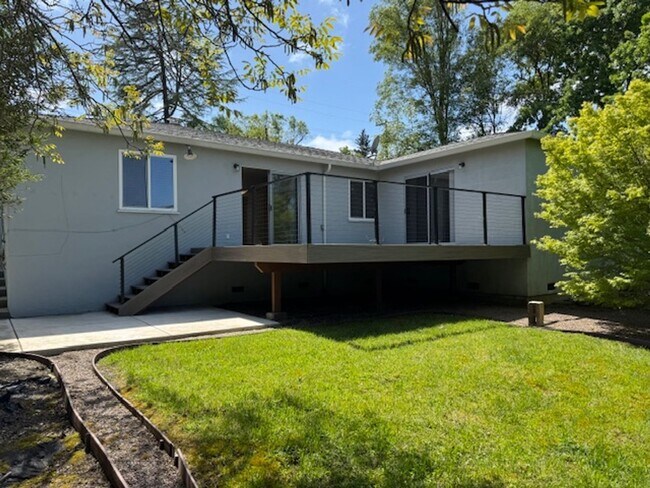 Building Photo - Charming single level home in Parkmead neighborhood