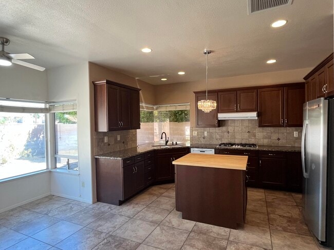 Building Photo - 40180 Eastwood Ln