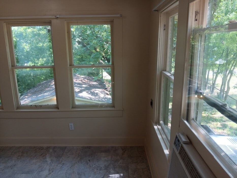 Building Photo - 112 E Nelson St