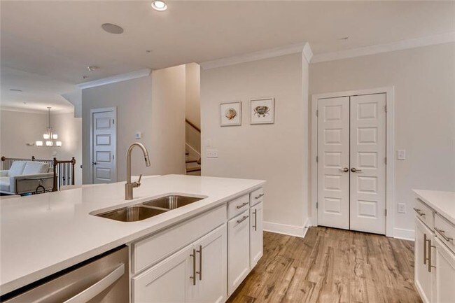 Building Photo - 860 Stonehill Ln NE