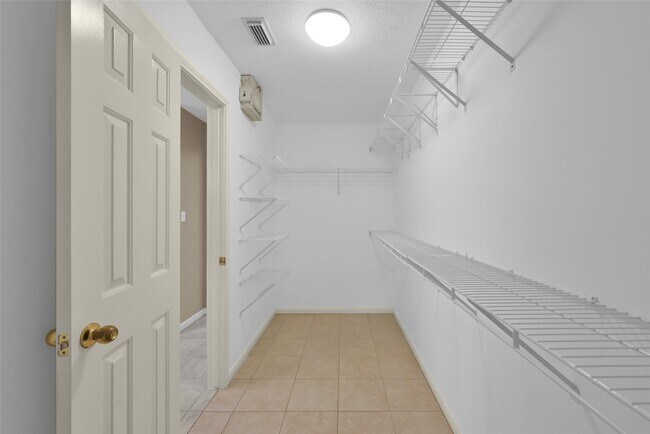 Building Photo - 710 Moonwalk St