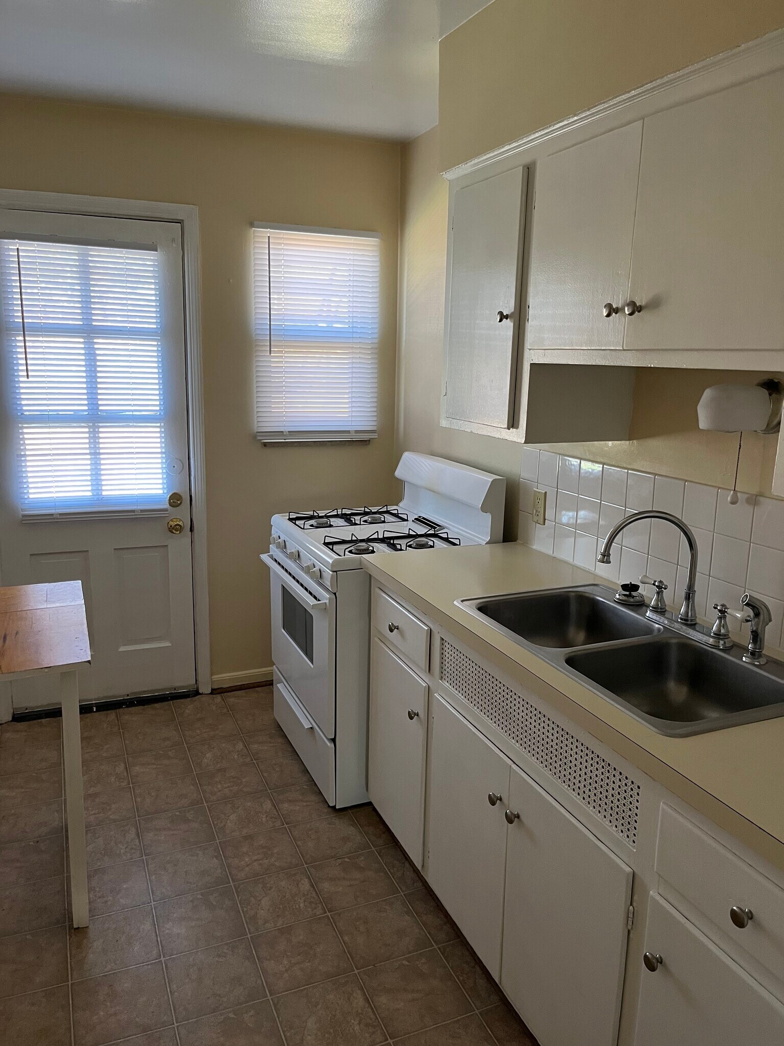 Building Photo - 1133 S Cassingham Rd