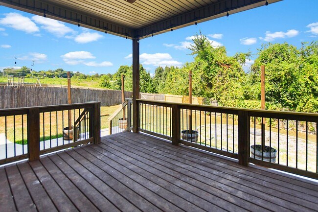 Building Photo - Pet Friendly Three Bedroom with Bonus!