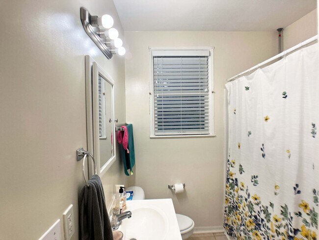 Building Photo - Large 3 Bedroom, 2 Bathroom Home w/ Study ...