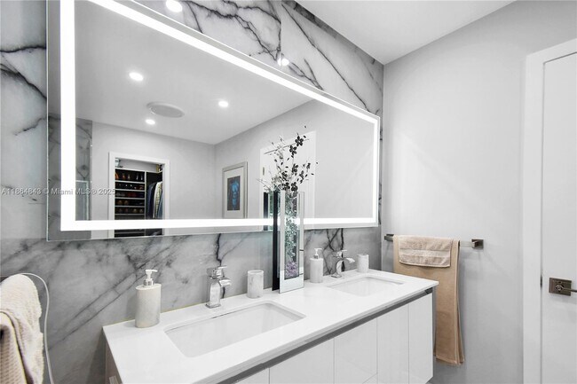 Building Photo - 14441 S Biscayne River Dr