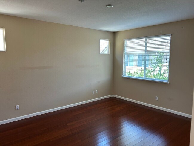 Building Photo - Beautiful 4 Bedroom 3 Bathroom in Quiet Neighborhood with SOLAR