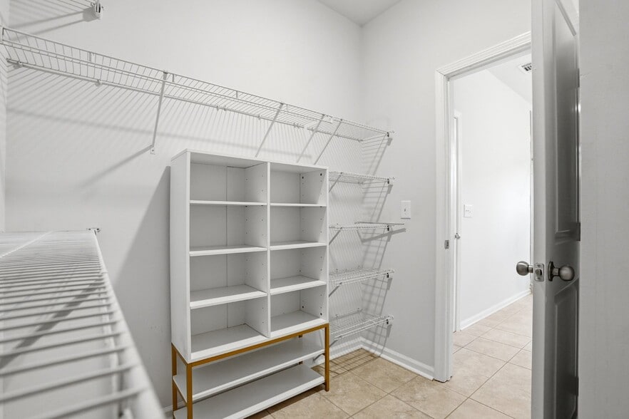Building Photo - 2376 Tarben Dr