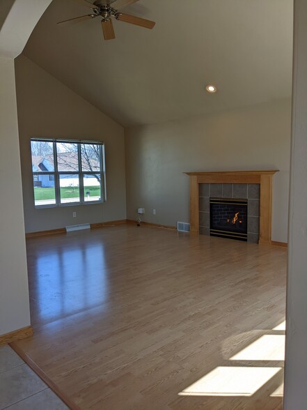 Living - 5335 Brookview Dr