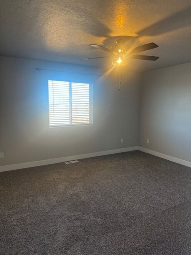 Building Photo - 3 Bedroom, 2.5 Bathroom