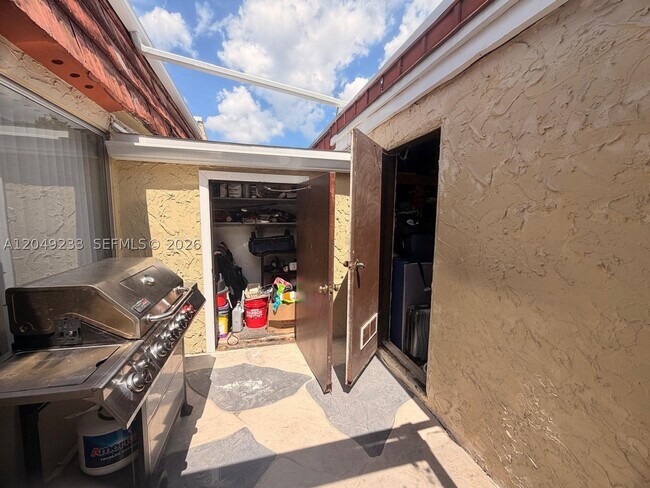 Building Photo - 9536 Oakburst Ln