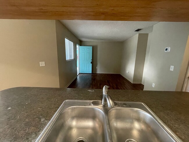 Building Photo - 2/1 Apartment