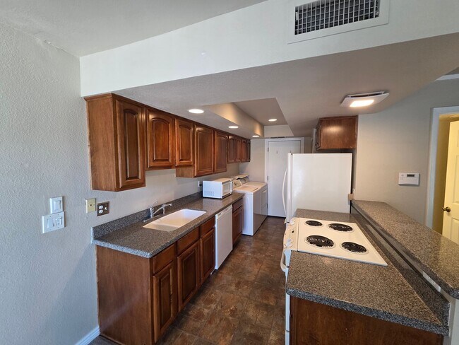 Building Photo - 1809 E Frier Dr
