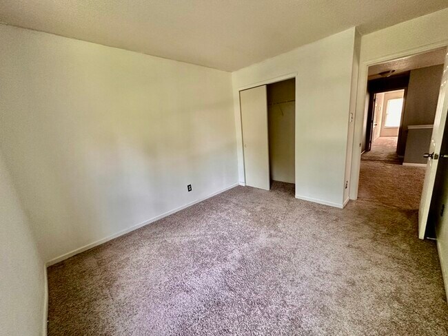 Building Photo - Perry Township 3 bedroom 2.5 bathroom