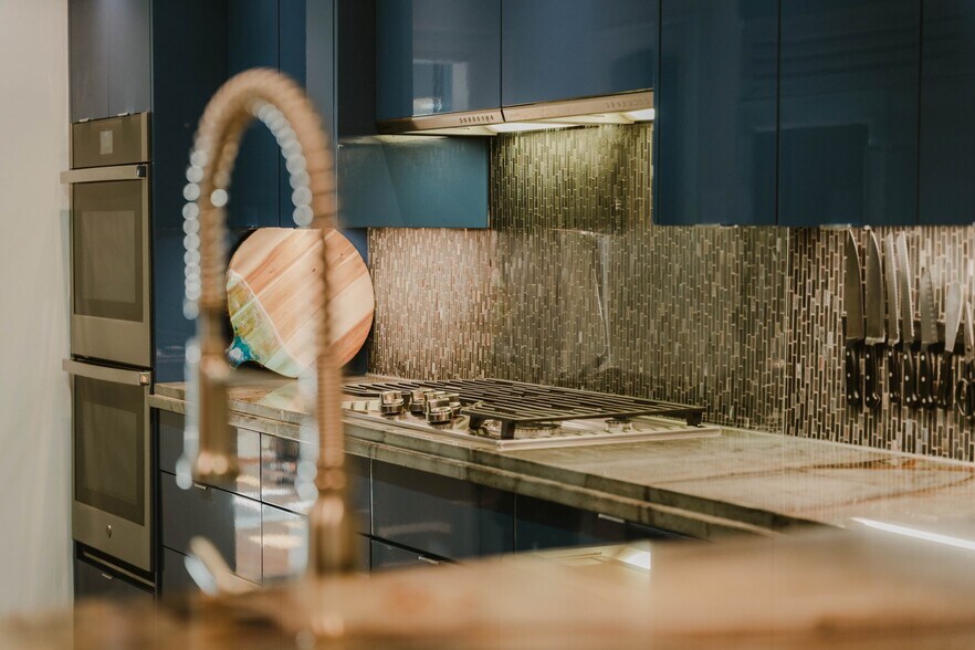 Building Photo - 1124 Dilworth Crescent Row