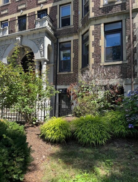 Building Photo - 390 Riverway