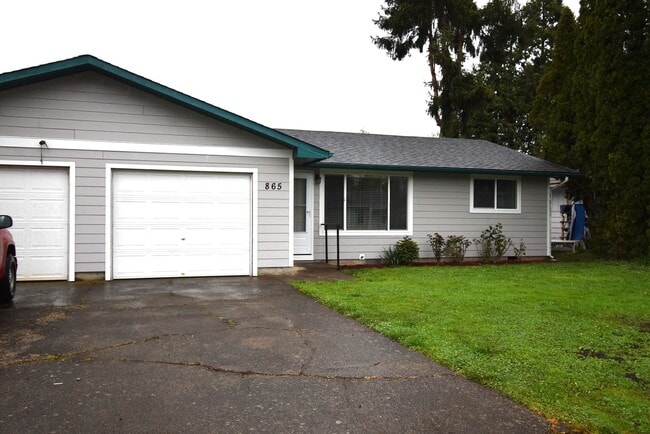 Building Photo - Well kept duplex with garage.