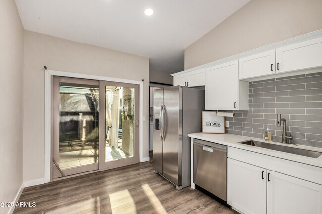 Building Photo - 421 E Wickieup Ln