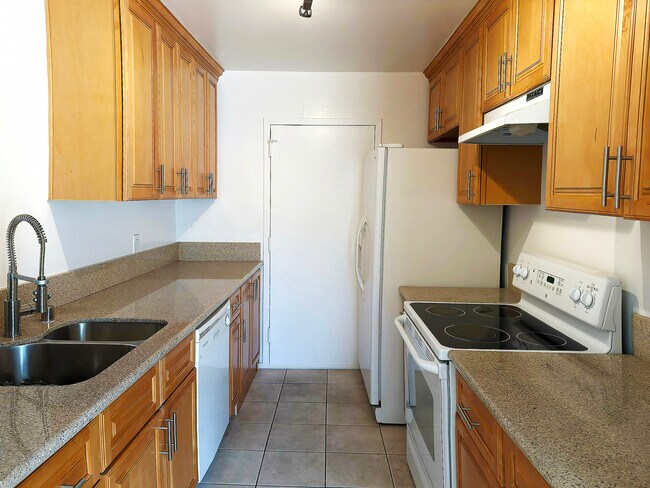 Kitchen - 100 S Doheny Dr