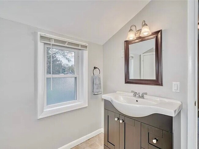 Building Photo - 78 Kimbark Rd