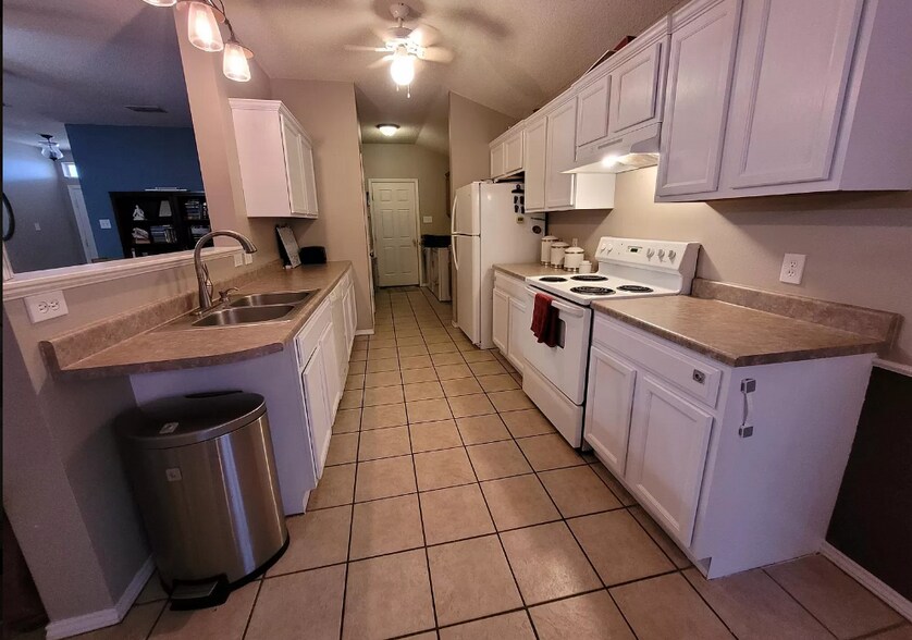 Building Photo - 518 N Juneau Ave