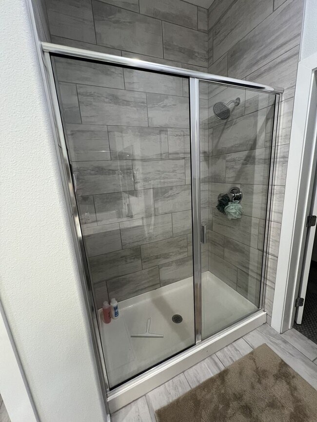 Building Photo - 3/BD 2.5/BA Sleek Townhome with High Ceilings, Balcony, and Prime Community Amenities!