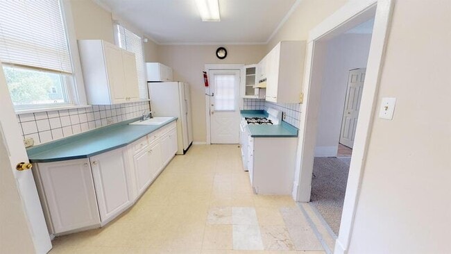 Building Photo - 822 Dewey Ave